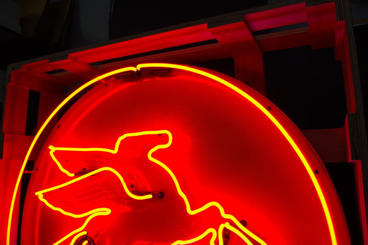 Neon & display pieces